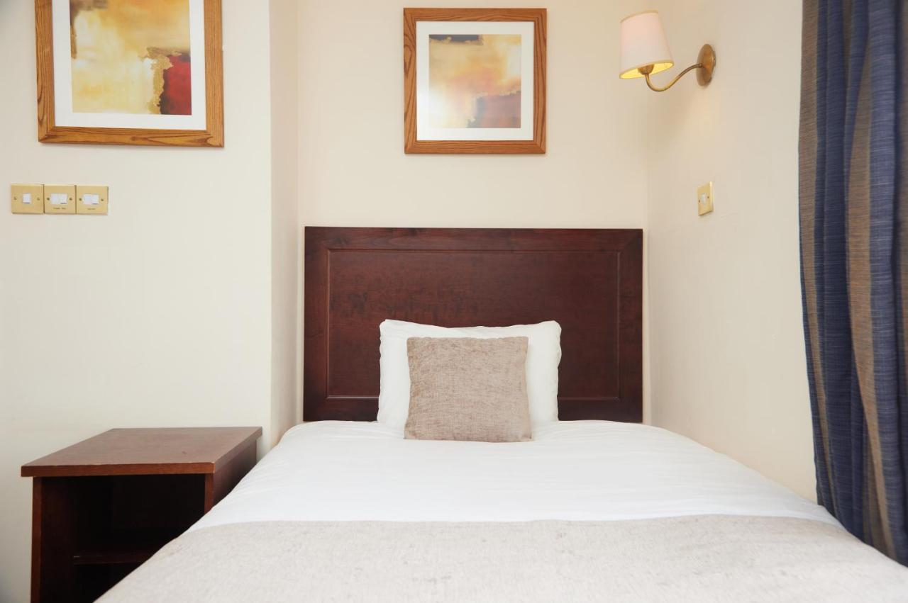 The Bell Hotel Woburn By Greene King Inns Bagian luar foto